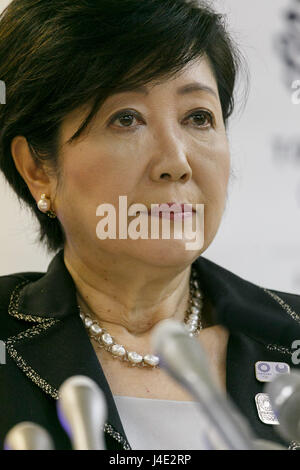 Tokio, Japan. 12. Mai 2017. Tokyo Gouverneur Yuriko Koike besucht ihre regelmäßige Pressekonferenz an der Tokyo Metropolitan Government, aufbauend auf 12. Mai 2017, Tokio, Japan. Koike eingeführt einen neuen Leitfaden für ausländische Mitbürger in Tokio, enthält Informationen über die wesentlichen Merkmale der Stadt, wie öffentliche Verkehrsmittel, japanische Sitten und Jobsuche. Es ist in Englisch und Japanisch verfügbar. Bildnachweis: Rodrigo Reyes Marin/AFLO/Alamy Live-Nachrichten Stockfoto