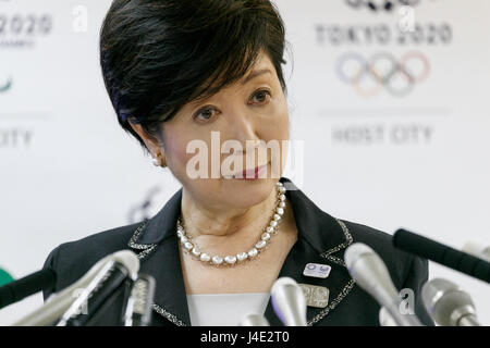 Tokio, Japan. 12. Mai 2017. Tokyo Gouverneur Yuriko Koike besucht ihre regelmäßige Pressekonferenz an der Tokyo Metropolitan Government, aufbauend auf 12. Mai 2017, Tokio, Japan. Koike eingeführt einen neuen Leitfaden für ausländische Mitbürger in Tokio, enthält Informationen über die wesentlichen Merkmale der Stadt, wie öffentliche Verkehrsmittel, japanische Sitten und Jobsuche. Es ist in Englisch und Japanisch verfügbar. Bildnachweis: Rodrigo Reyes Marin/AFLO/Alamy Live-Nachrichten Stockfoto