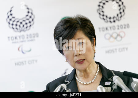 Tokio, Japan. 12. Mai 2017. Tokyo Gouverneur Yuriko Koike spricht während ihrer regelmäßigen Pressekonferenz in Tokyo Metropolitan Government, die aufbauend auf 12. Mai 2017, Tokio, Japan. Koike eingeführt einen neuen Leitfaden für ausländische Mitbürger in Tokio, enthält Informationen über die wesentlichen Merkmale der Stadt, wie öffentliche Verkehrsmittel, japanische Sitten und Jobsuche. Es ist in Englisch und Japanisch verfügbar. Bildnachweis: Rodrigo Reyes Marin/AFLO/Alamy Live-Nachrichten Stockfoto