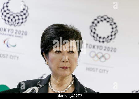 Tokio, Japan. 12. Mai 2017. Tokyo Gouverneur Yuriko Koike besucht ihre regelmäßige Pressekonferenz an der Tokyo Metropolitan Government, aufbauend auf 12. Mai 2017, Tokio, Japan. Koike eingeführt einen neuen Leitfaden für ausländische Mitbürger in Tokio, enthält Informationen über die wesentlichen Merkmale der Stadt, wie öffentliche Verkehrsmittel, japanische Sitten und Jobsuche. Es ist in Englisch und Japanisch verfügbar. Bildnachweis: Rodrigo Reyes Marin/AFLO/Alamy Live-Nachrichten Stockfoto