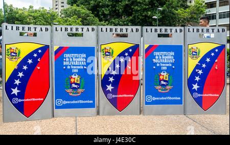 Metall-Schilder, mit Etiketten von 1999 Verfassung von Venezuela. Unter dem Motto "Unser Schild ist die Verfassung", oder auch genannt den "Marsch der Schilde", Demonstranten begann sich in den verschiedenen Teilen der Stadt, Supreme Court of Justice (TSJ) zu erreichen. Caracas, 10. Mai 2017 Stockfoto