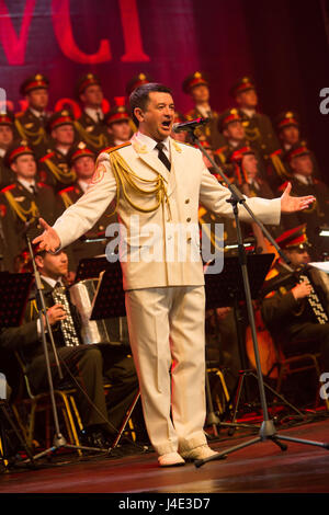 Sänger Vadim Petrowitsch Ananyev führt, während das Alexandrow-Ensemble-Konzert in Zlin, Tschechische Republik, 11. Mai 2017. (CTK Foto/Josef Omelka) Stockfoto