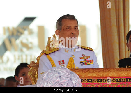 Bangkok, Thailand. 12. Mai 2017. Thailändischen König Maha Vajiralongkorn Bodindradebayavarangkun besucht die königliche Pflügen Zeremonie in Bangkok, Thailand, 12. Mai 2017. Die jährliche Veranstaltung markiert den Beginn der Vegetationsperiode in Thailand Reis. Bildnachweis: Rachen Sageamsak/Xinhua/Alamy Live-Nachrichten Stockfoto