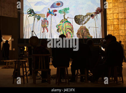 Venedig, Italien. 11. Mai 2017. Künstler ausruhen nach dem Spiel die Schattenfiguren im chinesischen Pavillon während der 57. internationalen Kunstausstellung (57. Biennale Venedig) in Venedig, Italien, am 11. Mai 2017. Der chinesische Pavillon eröffnet am Donnerstag. Kuratiert von Prof. Qiu Zhijie von Schule der experimentellen Kunst von China Zentrale Akademie der Künste (CAFA), zeigt die Ausstellung der Kunstwerke von vier Künstlern, Tang Nannan, Wu Jian'an, Yao Huifen und Wang Tianwen, präsentiert das Thema "Kontinuum-Generation nach Generation". Stockfoto