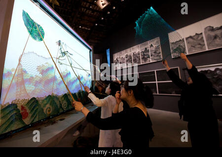 Venedig, Italien. 11. Mai 2017. Künstler spielen die Schattenfiguren im chinesischen Pavillon während der 57. internationalen Kunstausstellung (57. Biennale Venedig) in Venedig, Italien, am 11. Mai 2017. Der chinesische Pavillon eröffnet am Donnerstag. Kuratiert von Prof. Qiu Zhijie von Schule der experimentellen Kunst von China Zentrale Akademie der Künste (CAFA), zeigt die Ausstellung der Kunstwerke von vier Künstlern, Tang Nannan, Wu Jian'an, Yao Huifen und Wang Tianwen, präsentiert das Thema "Kontinuum-Generation nach Generation". Stockfoto