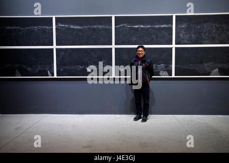 Venedig, Italien. 11. Mai 2017. Künstler Tang Nannan posiert für ein Foto mit seiner Arbeit The Sea in den Meer-79 im chinesischen Pavillon während der 57. internationalen Kunstausstellung (57. Biennale Venedig) in Venedig, Italien, am 11. Mai 2017. Der chinesische Pavillon eröffnet am Donnerstag. Kuratiert von Prof. Qiu Zhijie von Schule der experimentellen Kunst von China Zentrale Akademie der Künste (CAFA), zeigt die Ausstellung der Kunstwerke von vier Künstlern, Tang Nannan, Wu Jian'an, Yao Huifen und Wang Tianwen, präsentiert das Thema "Kontinuum-Generation nach Generation". Stockfoto