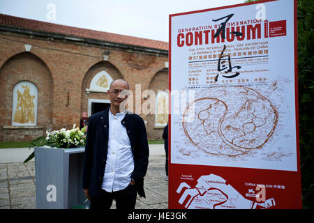 Venedig, Italien. 11. Mai 2017. Kurator Qiu Zhijie posiert für ein Foto vor dem chinesischen Pavillon während der 57. internationalen Kunstausstellung (57. Biennale Venedig) in Venedig, Italien, am 11. Mai 2017. Der chinesische Pavillon eröffnet am Donnerstag. Kuratiert von Prof. Qiu Zhijie von Schule der experimentellen Kunst von China Zentrale Akademie der Künste (CAFA), zeigt die Ausstellung der Kunstwerke von vier Künstlern, Tang Nannan, Wu Jian'an, Yao Huifen und Wang Tianwen, präsentiert das Thema "Kontinuum-Generation nach Generation". Stockfoto