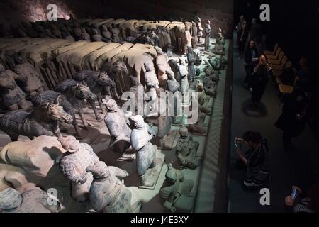 Dresden, Deutschland. 12. Mai 2017. Repliken der Terrakottafiguren können in der Ausstellung "die Terrakotta-Armee und das Erbe des ewigen Kaisers" in Dresden, Deutschland, 12. Mai 2017 gesehen werden. Die Terrakottasoldaten des ersten chinesischen Kaisers unter anderem zeigt die Ausstellung (12. Mai bis 17. Dezember 2017). Foto: Sebastian Kahnert/Dpa-Zentralbild/Dpa/Alamy Live News Stockfoto