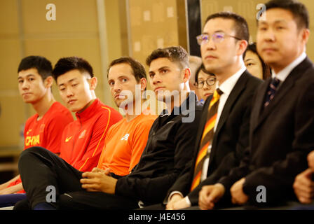 Shanghai, China. 12. Mai 2017. Herren Stabhochsprung Weltrekordhalter Renaud Lavillenie(3rd L) von Frankreich und Rio Olympiasieger Brasilien Thaigo Braz(4th L) blicken auf während der Pressekonferenz für 2017 IAAF Diamond League in Shanghai, Ost-China, 12. Mai 2017. Bildnachweis: Wang Lili/Xinhua/Alamy Live-Nachrichten Stockfoto