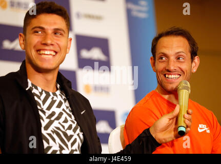 Shanghai, China. 12. Mai 2017. Stabhochsprung Athleten Weltrekordhalter Renaud Lavillenie(R) Frankreichs und Rio Olympiasieger Brasilien Thaigo Braz beantworten Fragen während der Pressekonferenz für 2017 IAAF Diamond League in Shanghai, Ost-China, 12. Mai 2017. Bildnachweis: Wang Lili/Xinhua/Alamy Live-Nachrichten Stockfoto