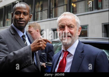 London, UK. 12. Mai 2017. Jeremy Corbyn, Führer der Labour Party, kommt bei Chatham House, eine Rede auf die Labour Verteidigung und außenpolitischen Prioritäten geben. Bildnachweis: Stephen Chung/Alamy Live-Nachrichten Stockfoto