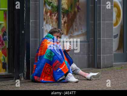Preston, Lancashire, Großbritannien. Wetter in Großbritannien. Mai 2017. Obdachlose & Obdachlosigkeit & rauer Schlaf; raggregter Mann, der auf den Straßen lebt, Türsteher, Schlafen, Armut, Arbeitslosigkeit, Wohlergehen, Bettler, Tramp eingewickelt in Decke im Stadtzentrum, Großbritannien Stockfoto