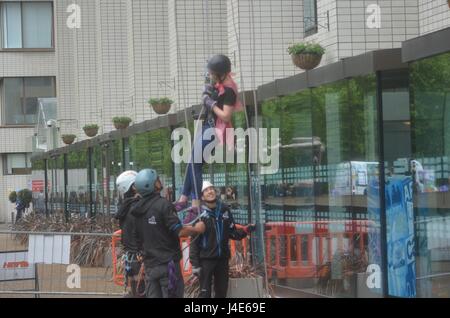 Freitag 12. Mai 13:00 St. Thomas Hospital London uk Beschaffung von Mitteln und Bewusstsein für den Pflegeberuf mit einer Mischung von Ständen und Abseilen das Hauptgebäude Personal und Freiwilligen des Krankenhauses Credit: Philip Robins/Alamy Live News Stockfoto