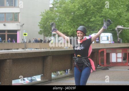 Freitag 12. Mai 13:00 St. Thomas Hospital London uk Beschaffung von Mitteln und Bewusstsein für den Pflegeberuf mit einer Mischung von Ständen und Abseilen das Hauptgebäude Personal und Freiwilligen des Krankenhauses Credit: Philip Robins/Alamy Live News Stockfoto