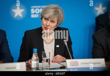 Der britische Premierminister Theresa Adressen Mai Delegierten während der Eröffnung der Somalia-Konferenz in London im Lancaster House 11. Mai 2017 in London, Vereinigtes Königreich. Stockfoto