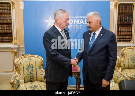 US-Verteidigungsminister James Mattis grüßt der türkische Ministerpräsident Binali Yıldırım vor bilaterale Gespräche am Rande der Konferenz in London Somalia im Lancaster House 11. Mai 2017 in London, Vereinigtes Königreich. Stockfoto