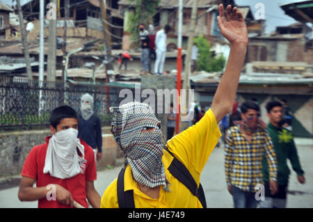 Srinagar, Kaschmir. 12. Mai 2017. Markiert Demonstranten schreien, dass pro Freiheit Parolen während inmitten Zusammenstöße im Nowhatta Bereich von Srinagar der Sommerhauptstadt von indischen Kaschmir am Mai-12-2017 verabreicht. Bildnachweis: Arbaz Mughal/Alamy Live-Nachrichten Stockfoto