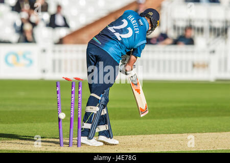 12 Mai 2017. Charlie Hartley ist von Stuart Meaker rollte. Surrey V Kent in den Royal London Eintages-Cup im Oval in Südlondon. David Rowe/Alamy Live-Nachrichten Stockfoto