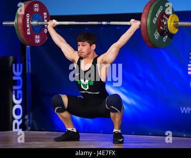 Lombard, Illinois, USA. 12. Mai 2017. Brian Reisenauer konkurriert in der Mens 56 kg. Klasse in den USA Weightlifting Meisterschaften in Lombard, Illinois, USA. Brent Clark/Alamy Live-Nachrichten Stockfoto