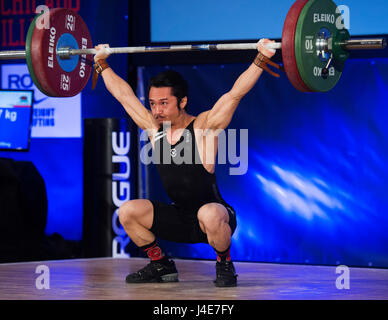 Lombard, Illinois, USA. 12. Mai 2017. Andrew Cheung konkurriert in der Mens 56 kg-Klasse in den USA Weightlifting Meisterschaften in Lombard, Illinois, USA. Brent Clark/Alamy Live-Nachrichten Stockfoto