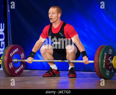 Lombard, Illinois, USA. 12. Mai 2017. Michael Fox konkurriert in der Mens 56 kg. Klasse in den USA Weightlifting Meisterschaften in Lombard, Illinois, USA. Brent Clark/Alamy Live-Nachrichten Stockfoto