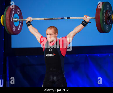 Lombard, Illinois, USA. 12. Mai 2017. Michael Fox konkurriert in der Mens 56 kg. Klasse in den USA Weightlifting Meisterschaften in Lombard, Illinois, USA. Brent Clark/Alamy Live-Nachrichten Stockfoto