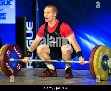 Lombard, Illinois, USA. 12. Mai 2017. Michael Fox konkurriert in der Mens 56 kg. Klasse in den USA Weightlifting Meisterschaften in Lombard, Illinois, USA. Brent Clark/Alamy Live-Nachrichten Stockfoto