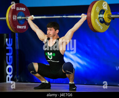 Lombard, Illinois, USA. 12. Mai 2017. Brian Reisenauer konkurriert in der Mens 56 kg. Klasse in den USA Weightlifting Meisterschaften in Lombard, Illinois, USA. Brent Clark/Alamy Live-Nachrichten Stockfoto