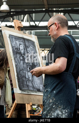 London, UK. 12. Mai 2017. Künstler Benat Olaberria arbeiten in der Holzkohle. Old Spitalfields Market offizielle Charity - Herzen im Einklang, veranstaltete die "Art Beats" ganztägiges Ereignis. Künstler gesammelt und erstellt Kunstwerke vor einem Publikum, im Wettbewerb um den "Beats Kunstpreis". Die Nächstenliebe, die Herzen im Einklang Geld zur Bekämpfung von Herz-Kreislauferkrankungen durch Kunst und Musik-Events und alle Gelder erhöht wird, Herz-Kreislauferkrankungen Stationen in Krankenhäusern und in Richtung Forschung gespendet. Foto: Lebendige Bilder/Alamy Live-Nachrichten Stockfoto