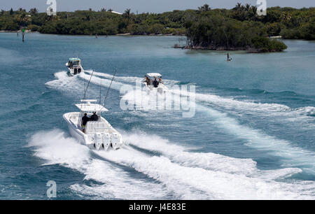 West Palm Beach, Florida, USA. 12. Mai 2017. Paddel-Boarder, Schwimmer, Schnorchler teilen den Intracoastal Waterway nördlich der Jupiter-Leuchtturm. Bootsfahrer Schuld Paddel-Boarder auf ihre Weise. Paddeln Sie Schüler/inen Explosion Bootsfahrer gehen zu schnell. Business-Leute sagen, sie wollen die Umwelt schützen. Politiker kämpfen für einen Kompromiss. Willkommen Sie bei den laufenden Kampf um Boot Geschwindigkeiten auf den Intracoastal Waterway in North Palm Beach County am 12. Mai 2017 zu regulieren. Bildnachweis: Allen Eyestone/The Palm Beach Post/ZUMA Draht/Alamy Live-Nachrichten Stockfoto