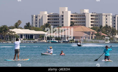 West Palm Beach, Florida, USA. 12. Mai 2017. Paddel-Boarder, Schwimmer, Schnorchler teilen den Intracoastal Waterway nördlich der Jupiter-Leuchtturm. Bootsfahrer Schuld Paddel-Boarder auf ihre Weise. Paddeln Sie Schüler/inen Explosion Bootsfahrer gehen zu schnell. Business-Leute sagen, sie wollen die Umwelt schützen. Politiker kämpfen für einen Kompromiss. Willkommen Sie bei den laufenden Kampf um Boot Geschwindigkeiten auf den Intracoastal Waterway in North Palm Beach County am 12. Mai 2017 zu regulieren. Bildnachweis: Allen Eyestone/The Palm Beach Post/ZUMA Draht/Alamy Live-Nachrichten Stockfoto