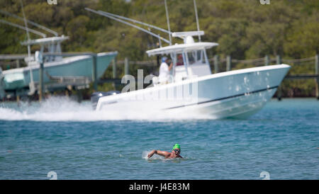 West Palm Beach, Florida, USA. 12. Mai 2017. Paddel-Boarder, Schwimmer, Schnorchler teilen den Intracoastal Waterway nördlich der Jupiter-Leuchtturm. Bootsfahrer Schuld Paddel-Boarder auf ihre Weise. Paddeln Sie Schüler/inen Explosion Bootsfahrer gehen zu schnell. Business-Leute sagen, sie wollen die Umwelt schützen. Politiker kämpfen für einen Kompromiss. Willkommen Sie bei den laufenden Kampf um Boot Geschwindigkeiten auf den Intracoastal Waterway in North Palm Beach County am 12. Mai 2017 zu regulieren. Bildnachweis: Allen Eyestone/The Palm Beach Post/ZUMA Draht/Alamy Live-Nachrichten Stockfoto