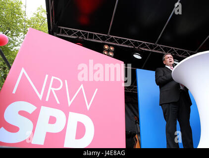 Duisburg, Deutschland. 13. Mai 2017. Sigmar Gabriel, Vizekanzler und Außenminister von Deutschland, spricht bei der Abschlusskundgebung der SPD-Kampagne für die Wahlen in Nordrhein-Westfalen in Duisburg, Deutschland, am 12. Mai 2017. (Xinhua/Luo Huanhuan) Bildnachweis: Xinhua/Alamy Live-Nachrichten Stockfoto