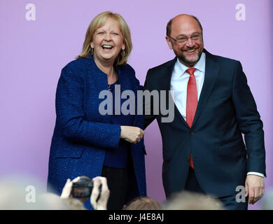 Duisburg, Deutschland. 13. Mai 2017. Martin Schulz (R), Führer der deutschen Sozialdemokraten (SPD), schüttelt Hände mit deutschen Staat Gouverneur von Nordrhein-Westfalen und Sozialdemokraten (SPD) Candidate Hannelore Kraft bei der SPD Kampagne Abschlusskundgebung für den NRW-Landtagswahlen in Duisburg, Deutschland, am 12. Mai 2017. (Xinhua/Luo Huanhuan) Bildnachweis: Xinhua/Alamy Live-Nachrichten Stockfoto