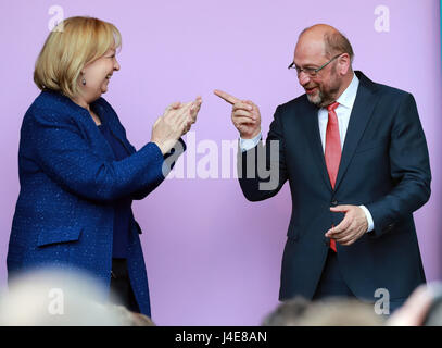 Duisburg, Deutschland. 13. Mai 2017. Martin Schulz (R), Anführer der deutschen Sozialdemokraten (SPD), Gesten mit Deutsch Zustand Gouverneur von Nordrhein-Westfalen und Sozialdemokraten (SPD) Candidate Hannelore Kraft bei der letzten SPD-Kampagne für die Landtagswahl NRW in Duisburg, Deutschland, am 12. Mai 2017 Rallye. (Xinhua/Luo Huanhuan) Bildnachweis: Xinhua/Alamy Live-Nachrichten Stockfoto