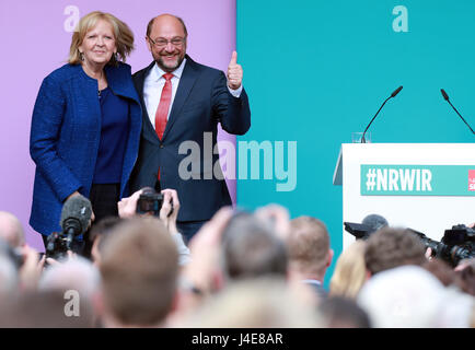 Duisburg, Deutschland. 13. Mai 2017. Martin Schulz (R), Anführer der deutschen Sozialdemokraten (SPD), Gesten mit Deutsch Zustand Gouverneur von Nordrhein-Westfalen und Sozialdemokraten (SPD) Candidate Hannelore Kraft bei der letzten SPD-Kampagne für die Landtagswahl NRW in Duisburg, Deutschland, am 12. Mai 2017 Rallye. (Xinhua/Luo Huanhuan) Bildnachweis: Xinhua/Alamy Live-Nachrichten Stockfoto