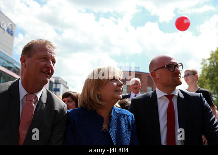 Duisburg, Deutschland. 13. Mai 2017. Deutschen Staat Gouverneur von Nordrhein-Westfalen und Sozialdemokraten (SPD) Kandidat Hannelore Kraft (C) besucht SPD-Kampagne der Abschlusskundgebung für den NRW-Landtagswahlen in Duisburg, Deutschland, am 12. Mai 2017. (Xinhua/Luo Huanhuan) Bildnachweis: Xinhua/Alamy Live-Nachrichten Stockfoto