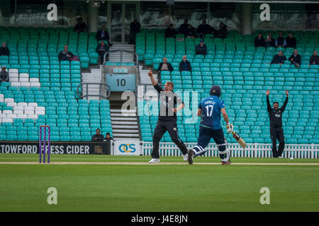 London, UK. 12. Mai 2017. Kent Kapitän Sam Northeast Auslaufen von Surrey Wicketwächter Ben Foakes im Royal London-Cup-Spiel zwischen Surrey und Kent in das Oval bis 41 Overs wegen Regen Unterbrechungen Kredit reduziert wurde: Philip Pfund/Alamy Live News Stockfoto