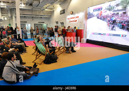 London, UK. 12. Mai 2017. Messebesucher beobachten das Radrennen Giro d ' Italia auf dem Spin Cycling Festival eröffnet heute, Freitag 12 kann im Westen Olympia Exhibition Centre, London, Vereinigtes Königreich.  Jetzt in seinem sechsten Jahr die Show gewachsen zu Londons größte Radsport-Event und Veranstalter schätzen Besucherzahlen von rund 12.500 über das Wochenende. Bildnachweis: Michael Preston/Alamy Live-Nachrichten Stockfoto