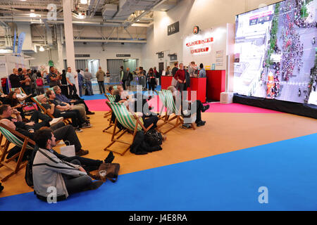 London, UK. 12. Mai 2017. Messebesucher beobachten das Radrennen Giro d ' Italia auf dem Spin Cycling Festival eröffnet heute, Freitag 12 kann im Westen Olympia Exhibition Centre, London, Vereinigtes Königreich.  Jetzt in seinem sechsten Jahr die Show gewachsen zu Londons größte Radsport-Event und Veranstalter schätzen Besucherzahlen von rund 12.500 über das Wochenende. Bildnachweis: Michael Preston/Alamy Live-Nachrichten Stockfoto