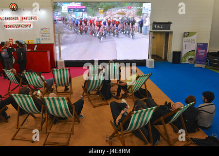 London, UK. 12. Mai 2017. Messebesucher beobachten das Radrennen Giro d ' Italia auf dem Spin Cycling Festival eröffnet heute, Freitag 12 kann im Westen Olympia Exhibition Centre, London, Vereinigtes Königreich.  Jetzt in seinem sechsten Jahr die Show gewachsen zu Londons größte Radsport-Event und Veranstalter schätzen Besucherzahlen von rund 12.500 über das Wochenende. Bildnachweis: Michael Preston/Alamy Live-Nachrichten Stockfoto