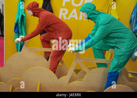 London, UK. 12. Mai 2017. Raynsie wasserdicht Onesies auf Anzeigen auf dem Spin Cycling Festival eröffnet heute Freitag 12. Mai, im Westen Olympia Exhibition Centre, London, Vereinigtes Königreich.  Jetzt in seinem sechsten Jahr die Show gewachsen zu Londons größte Radsport-Event und Veranstalter schätzen Besucherzahlen von rund 12.500 über das Wochenende. Bildnachweis: Michael Preston/Alamy Live-Nachrichten Stockfoto