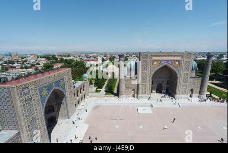 Samarkand. 8. Mai 2017. Besucher der Registan-Platz in Samarkand 8. Mai 2017. Samarkand ist die zweitgrößte Stadt Usbekistans und Hauptstadt der Provinz Samarqand. Es ist eine alte Stadt an der Seidenstraße und einem schmelzenden Hafen der Kulturen der Welt. 2001 wurde von der UNESCO als Weltkulturerbe aufgenommen. Bildnachweis: Sadat/Xinhua/Alamy Live-Nachrichten Stockfoto