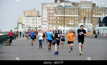 Brighton, UK. 13. Mai 2017. An den wöchentlichen Park laufen Fitness-Event Brighton und Hove Strandpromenade entlang teilnehmen an einem dumpfen bewölkten Morgen Hunderte von Menschen. Die Prognose ist für eine Mischung aus Sonnenschein und Duschen an diesem Wochenende im Süden mit Warnungen vor Wassermangel aufgrund mangelnder Regen dieses Frühjahr Credit: Simon Dack/Alamy Live News Stockfoto