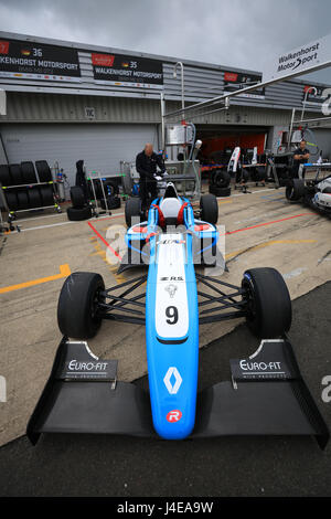 Silverstone, Großbritannien. 13. Mai 2017. Die Zahl 9 Auto Max Defourny und R-Ass GP in den Gruben für die Formel Renault 2.0 Eurocup in Silverstone Credit: Paren Raval/Alamy Live News Stockfoto