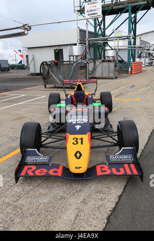 Silverstone, Großbritannien. 13. Mai 2017. Die Nummer 31 Auto Neil Verhagen und MP Motorsport in den Gruben für die Formel Renault 2.0 Eurocup in Silverstone Credit: Paren Raval/Alamy Live News Stockfoto
