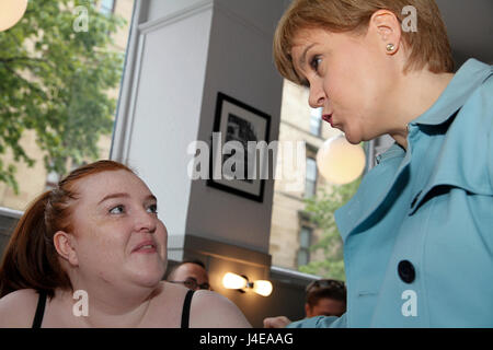 Patrick Glasgow 13. Mai 2017. Erste Minister Nicola Sturgeon Werbetätigkeit in Patrick Glasgow. Bildnachweis: ALAN OLIVER/Alamy Live-Nachrichten Stockfoto