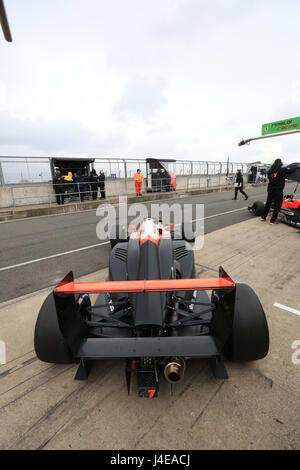 Silverstone, Großbritannien. 13. Mai 2017. Silverstone, Großbritannien. 13. Mai 2017. Tech 1 Rennwagen in den Gruben für die Formel Renault 2.0 Eurocup in Silverstone Credit: Paren Raval/Alamy Live News Stockfoto