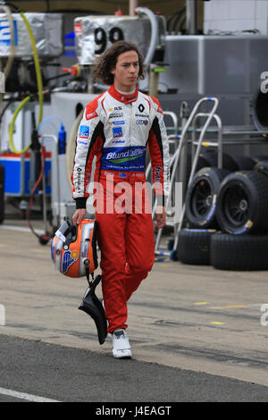 Silverstone, Großbritannien. 13. Mai 2017. Alex Peroni von Fortec Motorsports zu Fuß in der Boxengasse Credit: Paren Raval/Alamy Live News Stockfoto