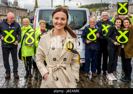 Biggar, South Lanarkshire, UK. 13. Mai 2017. Mairi McCallan SNP Kandidat für Dumfriesshire, Cydesdale und Tweeddale (DCT), David Mundell (Con) in britische allgemeine Wahl auf 8. Juni 2017 übernimmt, startet ihre Kampagne in Biggar, South Lanarkshire Credit: Andrew Wilson/Alamy Live News Stockfoto